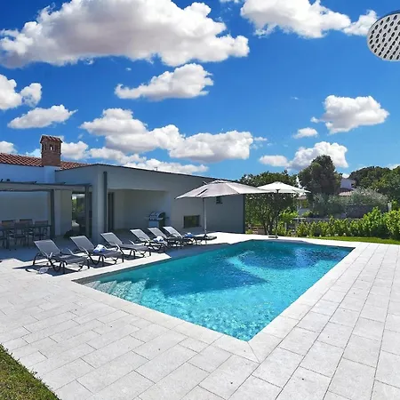 Mit Privatpool Fuer 6 Personen Ca 200 Qm In Vintijan, Istrien Istrische Riviera Holiday home Pula